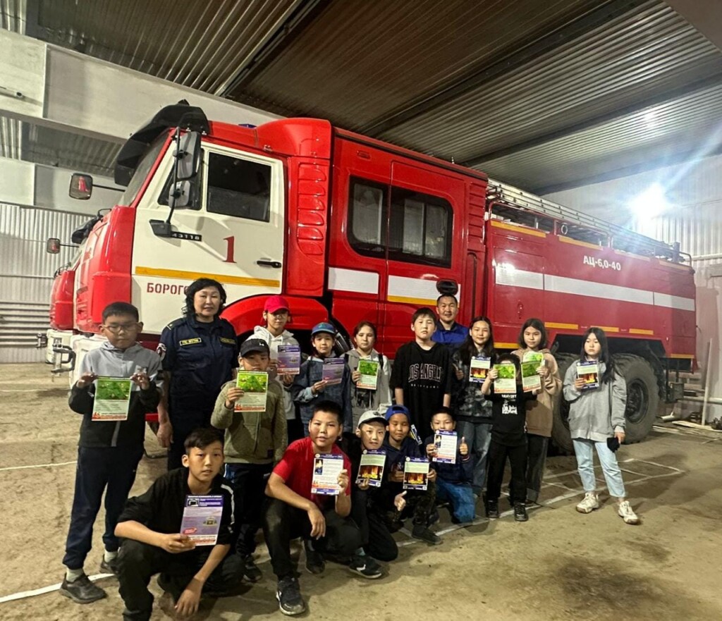 Пожарные Усть-Алданского района проводят экскурсии для воспитанников летних лагерей  