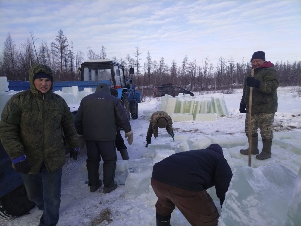 В Вилюйском районе прошел субботник по заготовке льда, семьям участников СВО